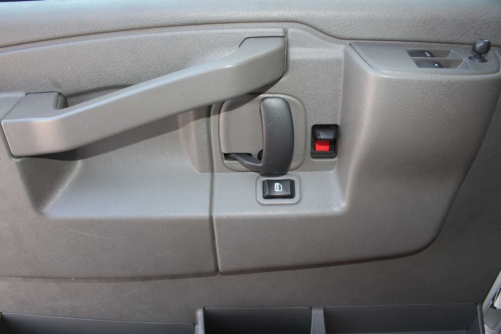 2025 Chevrolet Express Passenger 1LT