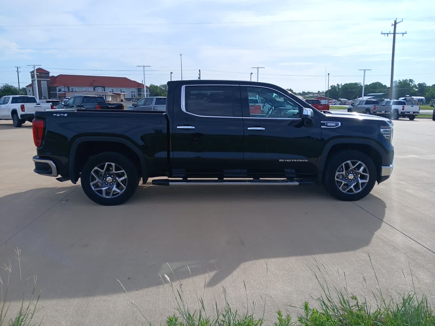 2024 GMC Sierra 1500 4WD Crew Cab Short Box SLT